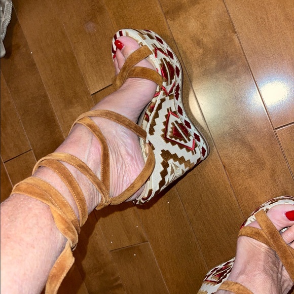 ❤️Gianvito Rossi size 7 wedges- offers welcomed!!!!!❤️ - Picture 14 of 14